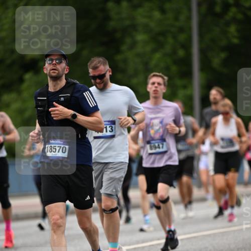 29.06.2025 - hella hamburg halbmarathon Dr. Thomas Lammeyer http://msf.ph/oto/8336613 29.06.2025 10:40:04 Kennedybrücke 1336, 1717, 2352, 2412, 2588, 2827, 3828, 4413, 4965, 5012, 5147, 5531, 6021, 6381, 6845, 6867, 7111, 7275, 8356, 8567, 8947, 9470, 9819, 10047, 10565, 10567, 11010, 11187, 11198, 11233 meine-sportfotos.de