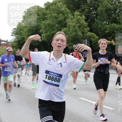 29.06.2025 - hella hamburg halbmarathon Jannik Wohlers http://msf.ph/oto/8336631 29.06.2025 10:40:55 Lombardsbrücke 1536, 1542, 1731, 2229, 2258, 2805, 3532, 3533, 3623, 4412, 4610, 5225, 5688, 5689, 5928, 5942, 6088, 6250, 6474, 6793, 6894, 7022, 7023, 7661, 7821, 8293, 8385, 8586, 8751, 8878, 8992, 9962, 10181, 10407, 10483, 10835, 11209, 11437, 11438, 11851, 12481, 13168, 13299, 13373, 13778, 13848, 14037, 14253, 14376, 15076, 15224, 15953, 16260, 16454, 16550, 16559, 16846, 16981, 17370, 18494, 18580, 18814, 18888 meine-sportfotos.de