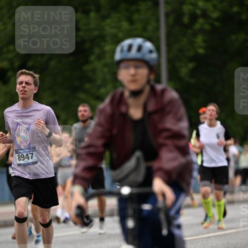 29.06.2025 - hella hamburg halbmarathon Dr. Thomas Lammeyer http://msf.ph/oto/8336740 29.06.2025 10:40:05 Kennedybrücke 1336, 1717, 2352, 2412, 2588, 2827, 3741, 3828, 4413, 5012, 5531, 6021, 6381, 6845, 6867, 7111, 7275, 8356, 8567, 8947, 9470, 9819, 10047, 10119, 10565, 10567, 11010, 11187, 11198, 11233 meine-sportfotos.de