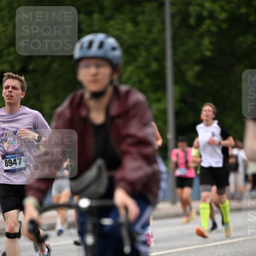 29.06.2025 - hella hamburg halbmarathon Dr. Thomas Lammeyer http://msf.ph/oto/8336748 29.06.2025 10:40:05 Kennedybrücke 1336, 1717, 2352, 2412, 2588, 2827, 3741, 3828, 4413, 5012, 5531, 6021, 6381, 6845, 6867, 7111, 7275, 8356, 8567, 8947, 9470, 9819, 10047, 10119, 10565, 10567, 11010, 11187, 11198, 11233 meine-sportfotos.de