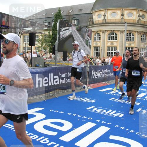 29.06.2025 - hella hamburg halbmarathon Michael Strokosch http://msf.ph/oto/8336896 29.06.2025 10:50:42 Ziel 1399, 1750, 2788, 4346, 6662, 6712, 7134, 7583, 7786, 7952, 8576, 9057, 11214, 11356, 13701, 13808, 13875, 15519, 15803, 16291, 17179, 18006, 18413, 18820 meine-sportfotos.de