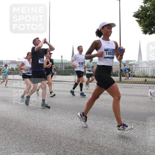 29.06.2025 - hella hamburg halbmarathon Lena Gebhardt http://msf.ph/oto/8337006 29.06.2025 10:38:08 Lombardsbrücke 735, 15329, 8199, 1115, 18937, 1196, 1394, 1457, 1475, 1578, 1596, 1742, 1791, 1799, 1901, 1966, 1985, 2113, 2498, 2786, 2853, 3010, 3094, 3095, 3230, 3242, 3246, 3286, 3338, 3635, 3636, 3716, 3777, 3880, 4159, 4414, 4883, 4921, 5139, 5300, 5522, 5713, 5735, 5875, 6199, 6200, 6243, 6362, 6697, 6751, 6930, 7118, 7165, 7244, 7321, 7350, 7552, 7629, 7696, 7868, 7914, 8985, 9247, 9288, 9895, 10159, 10836, 11087, 11543, 12254, 17798 meine-sportfotos.de