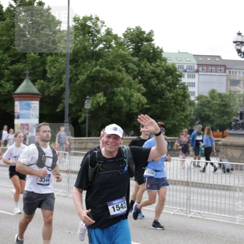 29.06.2025 - hella hamburg halbmarathon Jannik Wohlers http://msf.ph/oto/8337129 29.06.2025 10:41:05 Lombardsbrücke 1314, 1509, 1536, 1542, 1623, 2153, 2258, 3344, 3532, 3533, 3623, 4415, 4610, 5688, 5689, 5928, 5942, 6250, 6793, 6894, 7022, 7023, 8162, 8163, 8586, 8848, 8992, 10181, 10348, 10483, 11011, 11166, 11209, 11371, 11437, 11438, 11482, 12419, 12481, 13018, 13299, 13373, 13444, 13622, 13877, 14037, 14376, 14483, 14608, 14725, 15039, 15224, 15669, 15685, 16021, 16260, 16550, 16559, 17158, 17370, 17636, 17684, 18814, 18888, 18900, 19064 meine-sportfotos.de