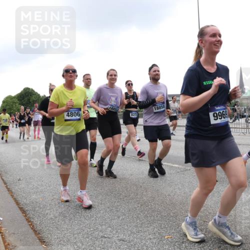 29.06.2025 - hella hamburg halbmarathon Lena Gebhardt http://msf.ph/oto/8337159 29.06.2025 10:47:40 Lombardsbrücke 4806, 18852, 8270, 18858, 9969, 1045, 1246, 1392, 1434, 1463, 1523, 1618, 1639, 1704, 1926, 2148, 2197, 2407, 2491, 2545, 2704, 2790, 2882, 2994, 3049, 3339, 4037, 4184, 4325, 4423, 4806, 4856, 4895, 4974, 4975, 5621, 5622, 5886, 5895, 6255, 6256, 6879, 6995, 7240, 7403, 7427, 7630, 7631, 7970, 8077, 8105, 8131, 8270, 8310, 8550, 8774, 8915, 8953, 9018, 9687, 9696, 9697, 10658, 10991, 11351, 11458, 11730, 11738, 11802, 11909, 12431 meine-sportfotos.de