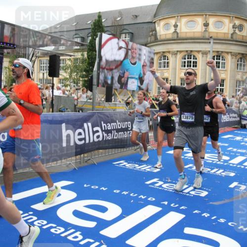 29.06.2025 - hella hamburg halbmarathon Michael Strokosch http://msf.ph/oto/8337185 29.06.2025 10:50:43 Ziel 1399, 1750, 2234, 2788, 4346, 6662, 6712, 7134, 7583, 7786, 7952, 9057, 11356, 13701, 13808, 13875, 15519, 16291, 18006, 18229, 18413, 18820 meine-sportfotos.de
