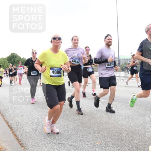 29.06.2025 - hella hamburg halbmarathon Lena Gebhardt http://msf.ph/oto/8337212 29.06.2025 10:47:40 Lombardsbrücke 18781, 4806, 18852, 18858, 8270, 15543, 1045, 1246, 1392, 1434, 1463, 1523, 1618, 1639, 1704, 1926, 2148, 2197, 2407, 2491, 2545, 2704, 2790, 2882, 2994, 3049, 3339, 4037, 4184, 4325, 4423, 4806, 4856, 4895, 4974, 4975, 5621, 5622, 5886, 5895, 6255, 6256, 6879, 6995, 7240, 7403, 7427, 7630, 7631, 7970, 8077, 8105, 8131, 8270, 8310, 8550, 8774, 8915, 8953, 9018, 9687, 9696, 9697, 10658, 10991, 11351, 11458, 11730, 11738, 11802, 11909, 12431 meine-sportfotos.de