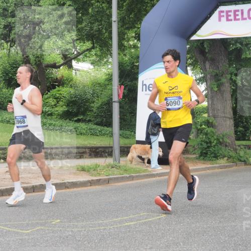 29.06.2025 - hella hamburg halbmarathon KatJ http://msf.ph/oto/8337224 29.06.2025 10:18:24 Zwischen KM18-KM19 3968, 6090 meine-sportfotos.de