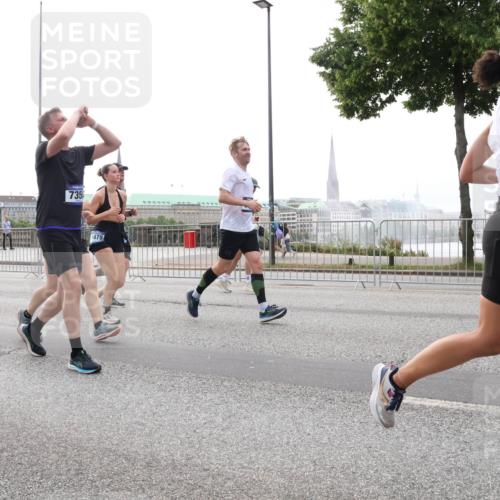29.06.2025 - hella hamburg halbmarathon Lena Gebhardt http://msf.ph/oto/8337264 29.06.2025 10:38:09 Lombardsbrücke 11421, 735, 1479, 1196, 1394, 1457, 1475, 1578, 1596, 1742, 1791, 1799, 1901, 1966, 1985, 2113, 2151, 2498, 2786, 2853, 3010, 3094, 3095, 3230, 3242, 3246, 3286, 3338, 3635, 3636, 3716, 3777, 3841, 3880, 4159, 4414, 4883, 4921, 5139, 5300, 5522, 5713, 5735, 6199, 6200, 6243, 6362, 6697, 6751, 6930, 7118, 7165, 7244, 7321, 7350, 7552, 7629, 7696, 7868, 7914, 8985, 9247, 9288, 9895, 10159, 10836, 11087, 11543, 12254 meine-sportfotos.de