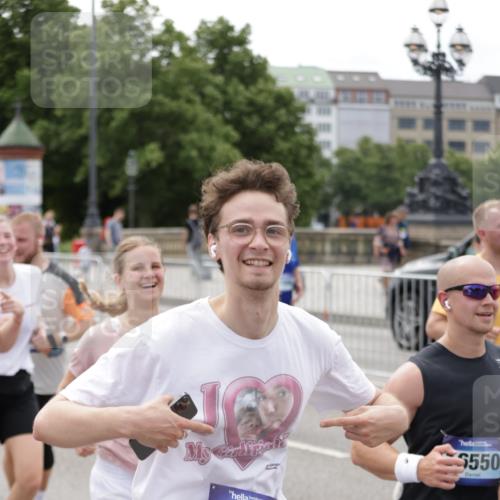 29.06.2025 - hella hamburg halbmarathon Jannik Wohlers http://msf.ph/oto/8337275 29.06.2025 10:41:08 Lombardsbrücke 1314, 1509, 1536, 1542, 1623, 2153, 2258, 3344, 3623, 4415, 4610, 5928, 5942, 6250, 6450, 6793, 6894, 7022, 7023, 7968, 8004, 8162, 8163, 8586, 8848, 10181, 10348, 10483, 11011, 11166, 11209, 11255, 11371, 11437, 11438, 11482, 12419, 12481, 13018, 13299, 13373, 13444, 13622, 13877, 14037, 14376, 14483, 14608, 14725, 15039, 15224, 15669, 15685, 16021, 16260, 16364, 16550, 16559, 16568, 17158, 17370, 17636, 17684, 18814, 18861, 18900, 18990, 19037, 19057, 19064 meine-sportfotos.de