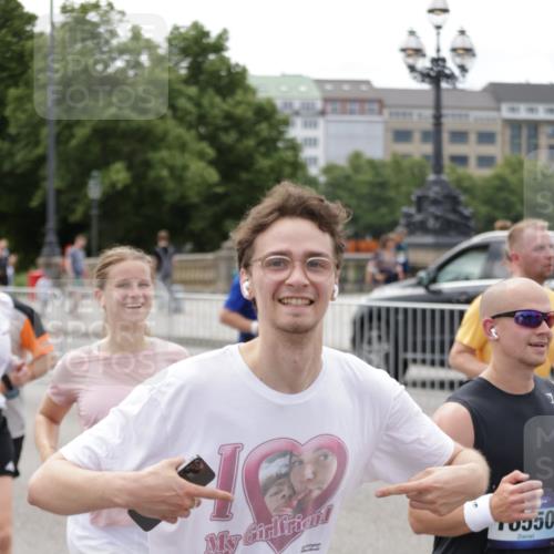 29.06.2025 - hella hamburg halbmarathon Jannik Wohlers http://msf.ph/oto/8337289 29.06.2025 10:41:08 Lombardsbrücke 1314, 1509, 1536, 1542, 1623, 2153, 2258, 3344, 3623, 4415, 4610, 5928, 5942, 6250, 6450, 6793, 6894, 7022, 7023, 7968, 8004, 8162, 8163, 8586, 8848, 10181, 10348, 10483, 11011, 11166, 11209, 11255, 11371, 11437, 11438, 11482, 12419, 12481, 13018, 13299, 13373, 13444, 13622, 13877, 14037, 14376, 14483, 14608, 14725, 15039, 15224, 15669, 15685, 16021, 16260, 16364, 16550, 16559, 16568, 17158, 17370, 17636, 17684, 18814, 18861, 18900, 18990, 19037, 19057, 19064 meine-sportfotos.de