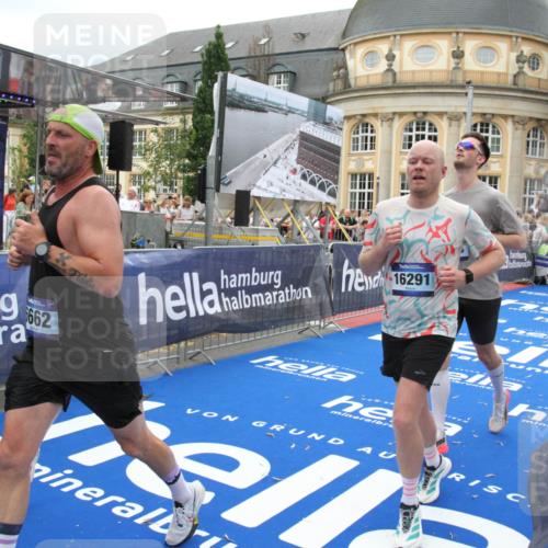 29.06.2025 - hella hamburg halbmarathon Michael Strokosch http://msf.ph/oto/8337298 29.06.2025 10:50:45 Ziel 1399, 2234, 2788, 4346, 6662, 6712, 7134, 7583, 7786, 7952, 8657, 9057, 11356, 13701, 13808, 13875, 15426, 15519, 15720, 16291, 17129, 17908, 18229, 18370, 18413, 18820 meine-sportfotos.de