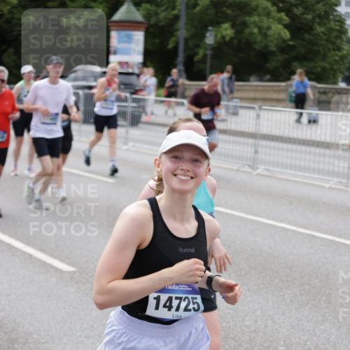 29.06.2025 - hella hamburg halbmarathon Jannik Wohlers http://msf.ph/oto/8337339 29.06.2025 10:41:10 Lombardsbrücke 1314, 1509, 1536, 1542, 1623, 2153, 2258, 3344, 3623, 4415, 4541, 4610, 4787, 5942, 6250, 6450, 6793, 6894, 7022, 7023, 7968, 8004, 8162, 8163, 8848, 10348, 10483, 11011, 11166, 11209, 11255, 11371, 11437, 11438, 11482, 12185, 12419, 12481, 13018, 13373, 13444, 13622, 13877, 14037, 14483, 14608, 14725, 15039, 15224, 15669, 15685, 16021, 16364, 16550, 16568, 17158, 17636, 17684, 18814, 18861, 18900, 18990, 19037, 19057, 19064 meine-sportfotos.de