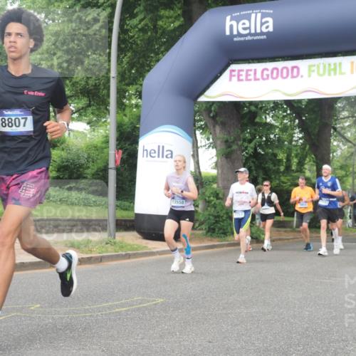 29.06.2025 - hella hamburg halbmarathon KatJ http://msf.ph/oto/8337372 29.06.2025 10:47:58 Zwischen KM18-KM19 3400, 3740, 5602, 5603, 5708, 6580, 7006, 7757, 8154 meine-sportfotos.de