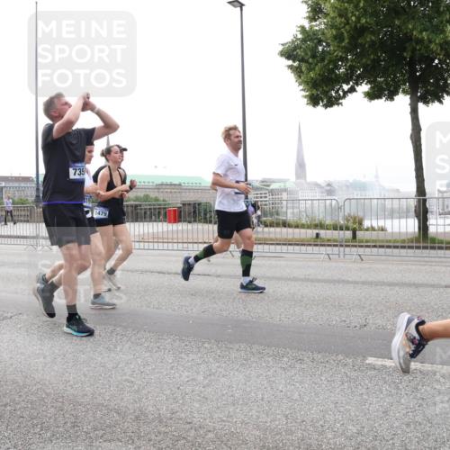 29.06.2025 - hella hamburg halbmarathon Lena Gebhardt http://msf.ph/oto/8337412 29.06.2025 10:38:09 Lombardsbrücke 735, 1479, 1196, 1394, 1457, 1475, 1578, 1596, 1742, 1791, 1799, 1901, 1966, 1985, 2113, 2151, 2498, 2786, 2853, 3010, 3094, 3095, 3230, 3242, 3246, 3286, 3338, 3635, 3636, 3716, 3777, 3841, 3880, 4159, 4414, 4883, 4921, 5139, 5300, 5522, 5713, 5735, 6199, 6200, 6243, 6362, 6697, 6751, 6930, 7118, 7165, 7244, 7321, 7350, 7552, 7629, 7696, 7868, 7914, 8985, 9247, 9288, 9895, 10159, 10836, 11087, 11543, 12254 meine-sportfotos.de