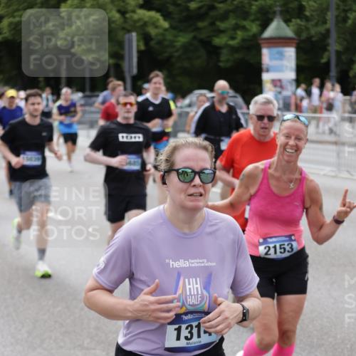 29.06.2025 - hella hamburg halbmarathon Jannik Wohlers http://msf.ph/oto/8337518 29.06.2025 10:41:13 Lombardsbrücke 1314, 1509, 1536, 1542, 1623, 2153, 2258, 3344, 3623, 4415, 4541, 4610, 4787, 6450, 7022, 7023, 7968, 8004, 8162, 8163, 8300, 8301, 8848, 8897, 9588, 10348, 10483, 11011, 11098, 11166, 11209, 11255, 11371, 11437, 11438, 11482, 11943, 12185, 12233, 12419, 12481, 13018, 13444, 13622, 13877, 14005, 14483, 14608, 14725, 14938, 15039, 15669, 15685, 15842, 16021, 16364, 16550, 16568, 17158, 17636, 17684, 18814, 18861, 18900, 18990, 19037, 19057, 19064 meine-sportfotos.de