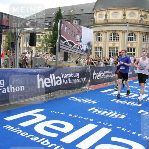 29.06.2025 - hella hamburg halbmarathon Michael Strokosch http://msf.ph/oto/8337547 29.06.2025 10:50:46 Ziel 2234, 2788, 5115, 6662, 6712, 7134, 7583, 7952, 8657, 11356, 13701, 13808, 13875, 15426, 15720, 16291, 17129, 17908, 18229, 18370, 18413, 18820 meine-sportfotos.de
