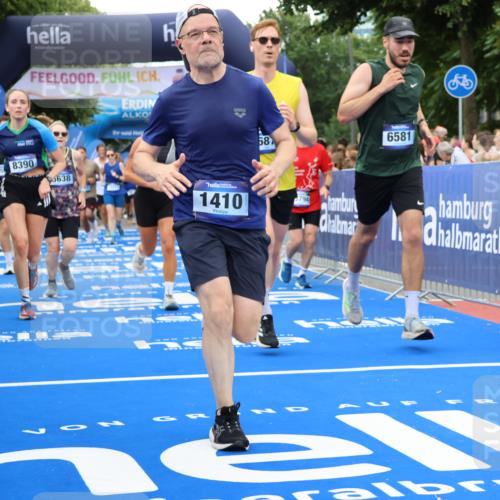 29.06.2025 - hella hamburg halbmarathon Strokosch-Dieckow http://msf.ph/oto/8337595 29.06.2025 10:54:07 Ziel 1151, 1410, 3177, 3208, 3209, 3898, 5638, 6082, 6084, 6294, 6356, 6443, 6581, 8390, 9032, 9791, 11499, 12213, 12379, 13033, 13397, 13794, 15169, 15524, 16780, 16871, 17348, 18308 meine-sportfotos.de