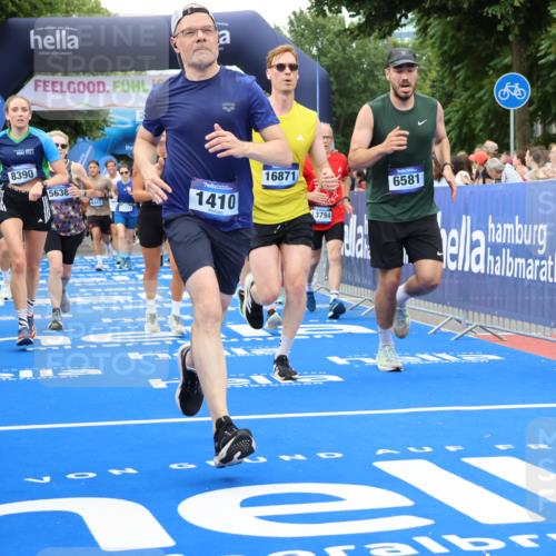 29.06.2025 - hella hamburg halbmarathon Strokosch-Dieckow http://msf.ph/oto/8337664 29.06.2025 10:54:07 Ziel 1151, 1410, 3177, 3208, 3209, 3898, 5638, 6082, 6084, 6294, 6356, 6443, 6581, 8390, 9032, 9791, 11499, 12213, 12379, 13033, 13397, 13794, 15169, 15524, 16780, 16871, 17348, 18308 meine-sportfotos.de