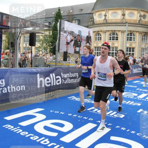29.06.2025 - hella hamburg halbmarathon Michael Strokosch http://msf.ph/oto/8337686 29.06.2025 10:50:47 Ziel 2234, 2788, 5115, 6712, 7134, 7583, 7952, 8657, 11356, 13701, 15426, 15720, 16291, 17129, 17908, 18229, 18370, 18413, 18820 meine-sportfotos.de