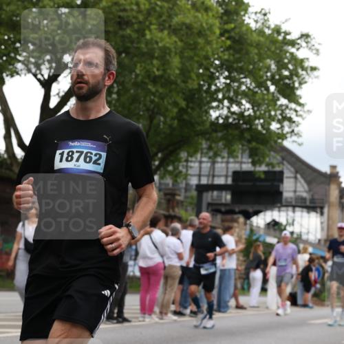 29.06.2025 - hella hamburg halbmarathon Yannick Fuchs http://msf.ph/oto/8337695 29.06.2025 10:52:00 20KM 1595, 1611, 2025, 2488, 2656, 2759, 2840, 2883, 2907, 3093, 3251, 3859, 4319, 4426, 4467, 4502, 4632, 4708, 4833, 5277, 5341, 5926, 6104, 6138, 6147, 6531, 6595, 7082, 7138, 7189, 8322, 8585, 9316, 9485, 10599, 10788, 11645, 12378, 12585, 12879, 13465, 13816, 13880, 14266, 14571, 15217, 15434, 15527, 16531, 17405, 17415, 17827, 18068, 18180, 18492, 18501, 18587, 18762, 18891 meine-sportfotos.de