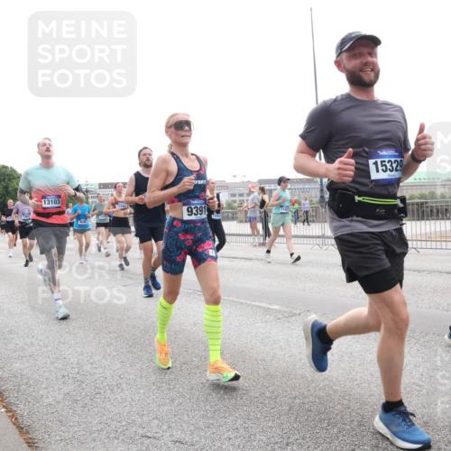 29.06.2025 - hella hamburg halbmarathon Lena Gebhardt http://msf.ph/oto/8337753 29.06.2025 10:38:10 Lombardsbrücke 5713, 13103, 5762, 9391, 11421, 15329, 735, 1196, 1394, 1457, 1475, 1578, 1596, 1742, 1791, 1799, 1901, 1966, 1985, 2113, 2151, 2498, 2786, 2853, 3010, 3094, 3095, 3230, 3242, 3246, 3286, 3338, 3635, 3636, 3716, 3777, 3841, 3880, 4159, 4414, 4883, 4921, 5085, 5089, 5139, 5155, 5300, 5522, 5713, 5735, 6199, 6200, 6362, 6697, 6751, 6930, 7117, 7118, 7165, 7244, 7321, 7350, 7552, 7629, 7696, 7868, 7914, 8985, 9247, 9288, 9895, 10159, 10836, 11087, 11543 meine-sportfotos.de