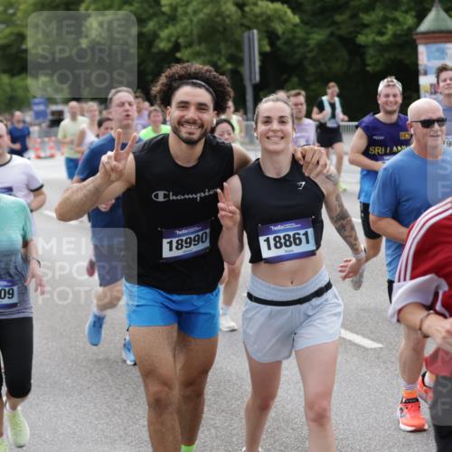 29.06.2025 - hella hamburg halbmarathon Jannik Wohlers http://msf.ph/oto/8337830 29.06.2025 10:41:18 Lombardsbrücke 1314, 1509, 1623, 1712, 2153, 4541, 4787, 5432, 6320, 6450, 6618, 7477, 7955, 7968, 8004, 8162, 8163, 8300, 8301, 8443, 8848, 8897, 9588, 10348, 11011, 11098, 11255, 11371, 11482, 11943, 12185, 12214, 12233, 12419, 13018, 13444, 13622, 13772, 14005, 14043, 14483, 14608, 14725, 14872, 14929, 14938, 15039, 15669, 15685, 15842, 15863, 16021, 16364, 16568, 17158, 17636, 17684, 18861, 18900, 18990, 19037, 19057, 19064 meine-sportfotos.de