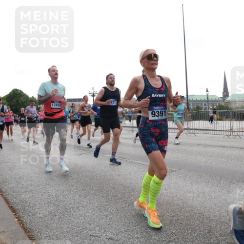 29.06.2025 - hella hamburg halbmarathon Lena Gebhardt http://msf.ph/oto/8337876 29.06.2025 10:38:10 Lombardsbrücke 5713, 13103, 15762, 921, 9391, 11421, 1196, 1394, 1457, 1475, 1578, 1596, 1742, 1791, 1799, 1901, 1966, 1985, 2113, 2151, 2498, 2786, 2853, 3010, 3094, 3095, 3230, 3242, 3246, 3286, 3338, 3635, 3636, 3716, 3777, 3841, 3880, 4159, 4414, 4883, 4921, 5085, 5089, 5139, 5155, 5300, 5522, 5713, 5735, 6199, 6200, 6362, 6697, 6751, 6930, 7117, 7118, 7165, 7244, 7321, 7350, 7552, 7629, 7696, 7868, 7914, 8985, 9247, 9288, 9895, 10159, 10836, 11087, 11543 meine-sportfotos.de