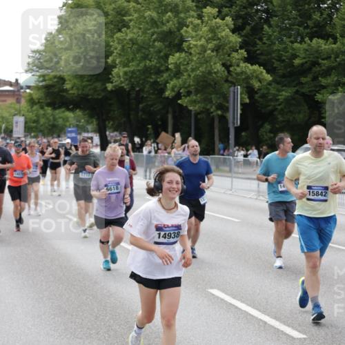 29.06.2025 - hella hamburg halbmarathon Jannik Wohlers http://msf.ph/oto/8338019 29.06.2025 10:41:23 Lombardsbrücke 1314, 1509, 1623, 1648, 1712, 3459, 3460, 4541, 4787, 5432, 6137, 6320, 6430, 6436, 6450, 6618, 6846, 7477, 7955, 7968, 8004, 8162, 8163, 8300, 8301, 8443, 8848, 8897, 9467, 9588, 11011, 11098, 11255, 11371, 11482, 11659, 11943, 12185, 12214, 12233, 12419, 12801, 12802, 13444, 13772, 14005, 14043, 14872, 14929, 14938, 15039, 15669, 15685, 15842, 15863, 16364, 16568, 17158, 17541, 17636, 18861, 18940, 18990, 19037, 19057, 19064 meine-sportfotos.de
