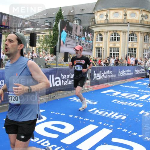 29.06.2025 - hella hamburg halbmarathon Michael Strokosch http://msf.ph/oto/8338321 29.06.2025 10:50:53 Ziel 1466, 3654, 3947, 4839, 5018, 5115, 7052, 8205, 8657, 10750, 15395, 15426, 15643, 15720, 17129, 17908, 18182, 18370 meine-sportfotos.de