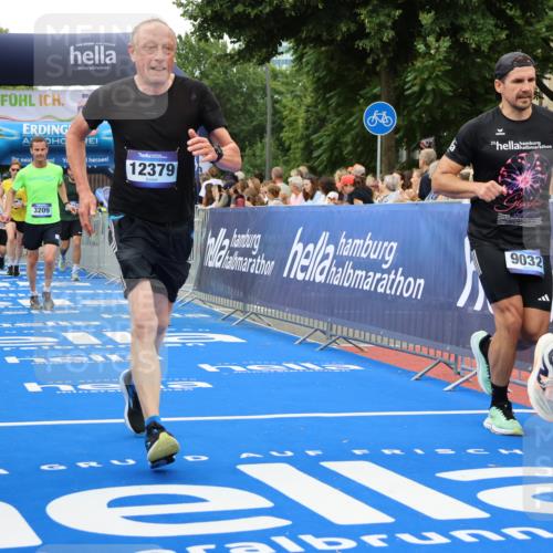 29.06.2025 - hella hamburg halbmarathon Strokosch-Dieckow http://msf.ph/oto/8338328 29.06.2025 10:54:02 Ziel 1151, 1410, 1815, 2432, 3096, 3208, 3209, 5638, 6294, 6356, 6374, 6481, 6581, 7918, 8390, 8394, 9032, 9791, 11499, 11789, 12379, 13032, 13397, 13794, 13869, 14175, 16871, 17348, 18308, 18879 meine-sportfotos.de