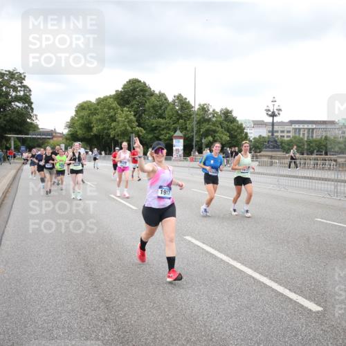 29.06.2025 - hella hamburg halbmarathon Jannik Wohlers http://msf.ph/oto/8338619 29.06.2025 10:55:05 Lombardsbrücke 1616, 1873, 1917, 3115, 3157, 3577, 4628, 5040, 5483, 5487, 7548, 7680, 8626, 9614, 9618, 9857, 9858, 10094, 10559, 10885, 11109, 12902, 13230, 14727, 15081, 15152, 16267, 16385, 16533, 16855, 17019, 17396, 18670, 18972 meine-sportfotos.de