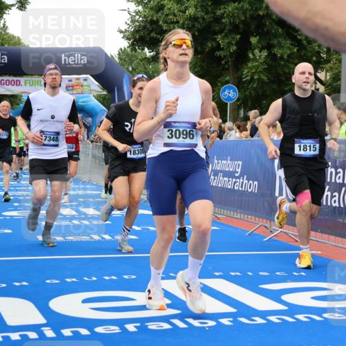 29.06.2025 - hella hamburg halbmarathon Strokosch-Dieckow http://msf.ph/oto/8338726 29.06.2025 10:54:00 Ziel 1151, 1410, 1815, 2432, 3096, 3208, 3209, 6294, 6356, 6374, 6481, 6581, 7395, 7918, 7973, 8394, 9032, 11499, 11789, 12379, 13032, 13397, 13869, 14175, 16477, 16871, 17348, 18308, 18831, 18879 meine-sportfotos.de