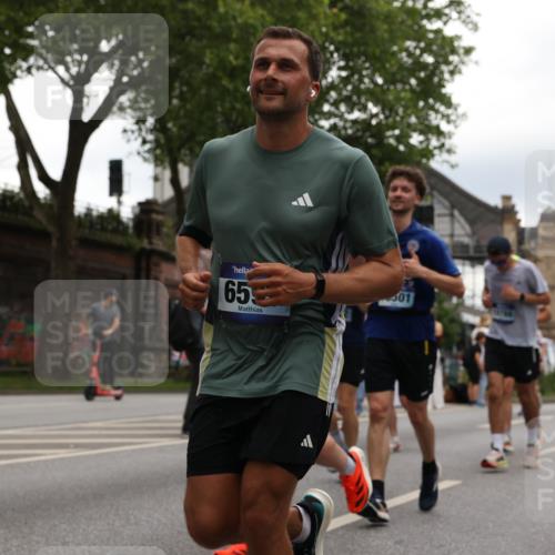 29.06.2025 - hella hamburg halbmarathon Yannick Fuchs http://msf.ph/oto/8338885 29.06.2025 10:52:03 20KM 1595, 1611, 2025, 2488, 2656, 2840, 2907, 3093, 3251, 3859, 4319, 4426, 4467, 4502, 4632, 4708, 4833, 5277, 5341, 5926, 6104, 6138, 6147, 6531, 6592, 6595, 7082, 7138, 7189, 8322, 8585, 9230, 9316, 9485, 10788, 11645, 12378, 12585, 12879, 13465, 13816, 13880, 14266, 14571, 15217, 15434, 15527, 16531, 17405, 17415, 17827, 18068, 18180, 18492, 18501, 18587, 18762, 18891 meine-sportfotos.de
