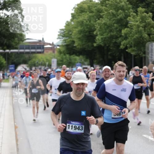 29.06.2025 - hella hamburg halbmarathon Jannik Wohlers http://msf.ph/oto/8338898 29.06.2025 10:41:30 Lombardsbrücke 1039, 1648, 1712, 3326, 3459, 3460, 3568, 4541, 4735, 4736, 4787, 5432, 6136, 6137, 6153, 6320, 6430, 6436, 6618, 6846, 7477, 7955, 8300, 8301, 8443, 8897, 8908, 9223, 9467, 9588, 10623, 11017, 11024, 11098, 11207, 11617, 11659, 11943, 12185, 12214, 12233, 12715, 12801, 12802, 13715, 13772, 14005, 14043, 14486, 14872, 14929, 14938, 15842, 15863, 16743, 17423, 17541, 18137, 18940 meine-sportfotos.de