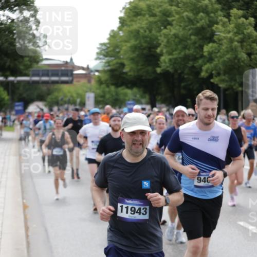 29.06.2025 - hella hamburg halbmarathon Jannik Wohlers http://msf.ph/oto/8338914 29.06.2025 10:41:30 Lombardsbrücke 1039, 1648, 1712, 3326, 3459, 3460, 3568, 4541, 4735, 4736, 4787, 5432, 6136, 6137, 6153, 6320, 6430, 6436, 6618, 6846, 7477, 7955, 8300, 8301, 8443, 8897, 8908, 9223, 9467, 9588, 10623, 11017, 11024, 11098, 11207, 11617, 11659, 11943, 12185, 12214, 12233, 12715, 12801, 12802, 13715, 13772, 14005, 14043, 14486, 14872, 14929, 14938, 15842, 15863, 16743, 17423, 17541, 18137, 18940 meine-sportfotos.de