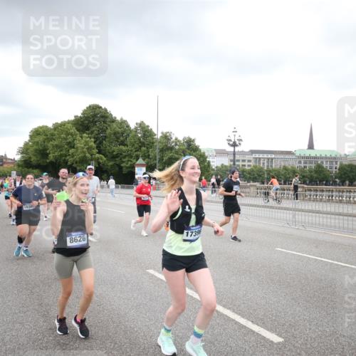 29.06.2025 - hella hamburg halbmarathon Jannik Wohlers http://msf.ph/oto/8338915 29.06.2025 10:55:08 Lombardsbrücke 1616, 1873, 1917, 3115, 3157, 3244, 3577, 5483, 5487, 7548, 7680, 8527, 8626, 9614, 9618, 9857, 9858, 10094, 10559, 10593, 10885, 11109, 12902, 14727, 15081, 16267, 16385, 16533, 16855, 16926, 17019, 17396, 18670, 18972 meine-sportfotos.de