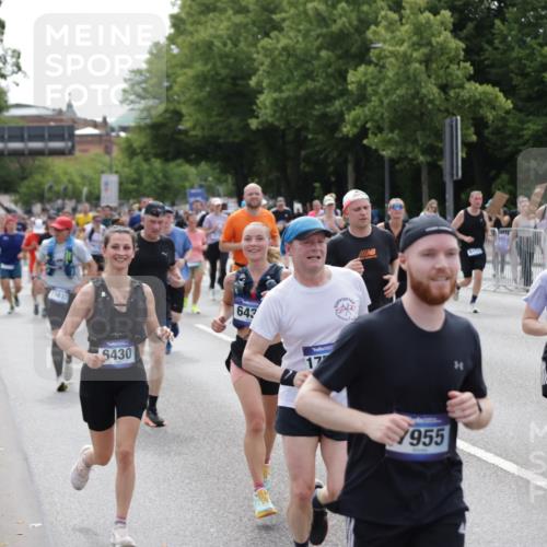 29.06.2025 - hella hamburg halbmarathon Jannik Wohlers http://msf.ph/oto/8339003 29.06.2025 10:41:32 Lombardsbrücke 1039, 1648, 1712, 2145, 3326, 3459, 3460, 3568, 4735, 4736, 5432, 6136, 6137, 6153, 6320, 6430, 6436, 6618, 6837, 6846, 7477, 7955, 8300, 8301, 8443, 8897, 8908, 9223, 9467, 9588, 10623, 11017, 11024, 11098, 11207, 11617, 11659, 11840, 11841, 11943, 12214, 12233, 12682, 12715, 12725, 12801, 12802, 13715, 13772, 14005, 14043, 14129, 14158, 14486, 14530, 14872, 14929, 14938, 15842, 15863, 16743, 17423, 17541, 18137, 18940 meine-sportfotos.de
