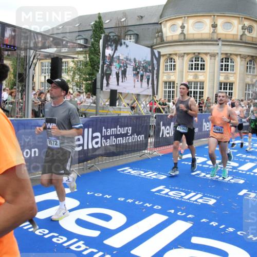 29.06.2025 - hella hamburg halbmarathon Michael Strokosch http://msf.ph/oto/8339035 29.06.2025 10:51:02 Ziel 1630, 2207, 3654, 7369, 8117, 8572, 10215, 11551, 12778, 13008, 13687, 14125, 15362, 15643, 16285, 17221, 18066, 18350 meine-sportfotos.de