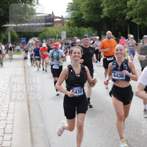 29.06.2025 - hella hamburg halbmarathon Jannik Wohlers http://msf.ph/oto/8339059 29.06.2025 10:41:33 Lombardsbrücke 1039, 1648, 1712, 1752, 2145, 2523, 2974, 3276, 3326, 3459, 3460, 3568, 4735, 4736, 5432, 5671, 6136, 6137, 6153, 6320, 6430, 6436, 6618, 6837, 6846, 7477, 7955, 8300, 8301, 8443, 8897, 8908, 9008, 9223, 9467, 10027, 10623, 11017, 11024, 11207, 11617, 11659, 11840, 11841, 11943, 12214, 12682, 12715, 12725, 12801, 12802, 13715, 13772, 14005, 14043, 14129, 14158, 14486, 14530, 14872, 14929, 14938, 15842, 15863, 16743, 17423, 17541, 18137, 18940 meine-sportfotos.de