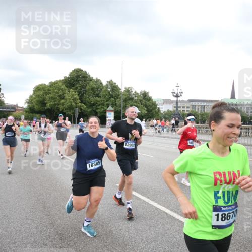 29.06.2025 - hella hamburg halbmarathon Jannik Wohlers http://msf.ph/oto/8339083 29.06.2025 10:55:10 Lombardsbrücke 1616, 1873, 1917, 3101, 3115, 3244, 5220, 5222, 5483, 5487, 5575, 7548, 7680, 8527, 8626, 9614, 9618, 9857, 9858, 9956, 10094, 10559, 10593, 10885, 11109, 12695, 12902, 14727, 15081, 15116, 15289, 16267, 16336, 16385, 16855, 16926, 17019, 17392, 17396, 18670, 18972 meine-sportfotos.de