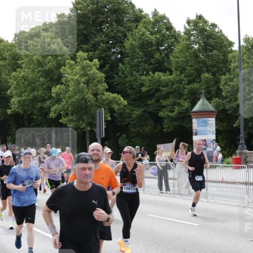 29.06.2025 - hella hamburg halbmarathon Jannik Wohlers http://msf.ph/oto/8339118 29.06.2025 10:41:35 Lombardsbrücke 1039, 1648, 1712, 1752, 2145, 2523, 2974, 3276, 3326, 3459, 3460, 3568, 4329, 4735, 4736, 5432, 5671, 6136, 6137, 6153, 6320, 6430, 6436, 6618, 6837, 6846, 7477, 7955, 8443, 8908, 9008, 9223, 9467, 10027, 10623, 11017, 11024, 11207, 11617, 11659, 11840, 11841, 12162, 12214, 12682, 12715, 12725, 12801, 12802, 13715, 13772, 14043, 14129, 14158, 14381, 14486, 14530, 14872, 14929, 15311, 15863, 16743, 17423, 17541, 18137, 18940 meine-sportfotos.de