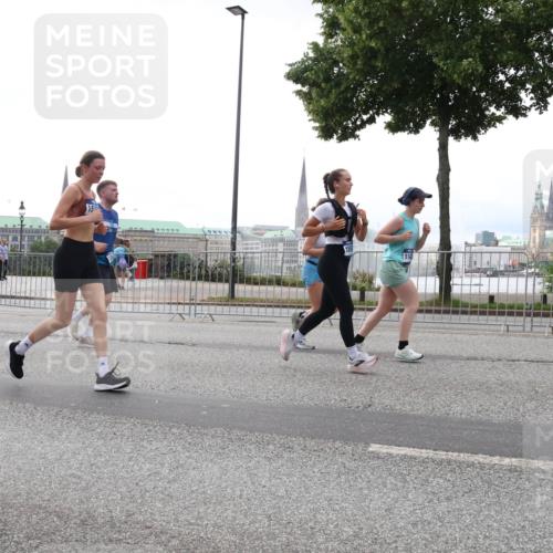 29.06.2025 - hella hamburg halbmarathon Lena Gebhardt http://msf.ph/oto/8339142 29.06.2025 10:38:12 Lombardsbrücke 8696, 15, 1196, 1394, 1457, 1475, 1578, 1596, 1742, 1791, 1799, 1901, 1966, 1985, 2113, 2151, 2498, 2786, 3010, 3094, 3095, 3242, 3246, 3286, 3338, 3635, 3636, 3716, 3777, 3841, 3880, 4139, 4155, 4159, 4414, 4883, 4921, 5085, 5089, 5139, 5155, 5300, 5522, 5713, 5735, 6199, 6200, 6362, 6697, 6751, 6930, 7117, 7118, 7165, 7244, 7321, 7552, 7629, 7696, 7868, 7914, 8985, 9247, 9288, 9895, 10159, 10836, 11087, 11543 meine-sportfotos.de