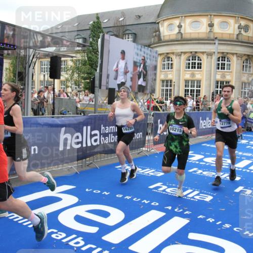 29.06.2025 - hella hamburg halbmarathon Michael Strokosch http://msf.ph/oto/8339189 29.06.2025 10:51:04 Ziel 1630, 2207, 4077, 7369, 8117, 8261, 8572, 8704, 10215, 10508, 10603, 12778, 13008, 13687, 14125, 15362, 16285, 17221, 18066, 18350 meine-sportfotos.de