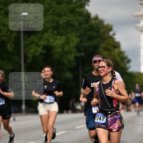 29.06.2025 - hella hamburg halbmarathon Dr. Thomas Lammeyer http://msf.ph/oto/8339280 29.06.2025 10:17:56 Kennedybrücke 1194, 1747, 2891, 4001, 4032, 4795, 4962, 5631, 5719, 6089, 7462, 7913, 8001, 8673, 9141, 9631, 9845, 9886, 10442, 10443, 11355 meine-sportfotos.de