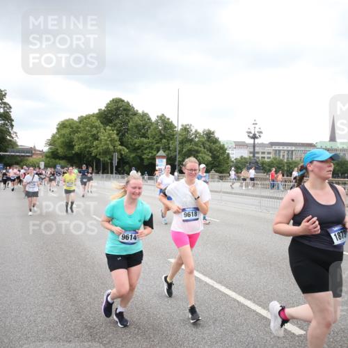 29.06.2025 - hella hamburg halbmarathon Jannik Wohlers http://msf.ph/oto/8339313 29.06.2025 10:55:13 Lombardsbrücke 1616, 1873, 1917, 3101, 3244, 5220, 5222, 5487, 5575, 6257, 7548, 8527, 8626, 8648, 9548, 9614, 9618, 9857, 9858, 9956, 10094, 10436, 10438, 10559, 10593, 10885, 12695, 12902, 13504, 15081, 15116, 15289, 16267, 16336, 16651, 16768, 16855, 16926, 17019, 17392, 17396, 18670, 18907, 18972 meine-sportfotos.de