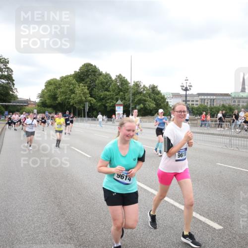 29.06.2025 - hella hamburg halbmarathon Jannik Wohlers http://msf.ph/oto/8339341 29.06.2025 10:55:13 Lombardsbrücke 1616, 1873, 1917, 3101, 3244, 5220, 5222, 5487, 5575, 6257, 7548, 8527, 8626, 8648, 9548, 9614, 9618, 9857, 9858, 9956, 10094, 10436, 10438, 10559, 10593, 10885, 12695, 12902, 13504, 15081, 15116, 15289, 16267, 16336, 16651, 16768, 16855, 16926, 17019, 17392, 17396, 18670, 18907, 18972 meine-sportfotos.de