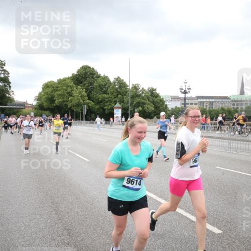 29.06.2025 - hella hamburg halbmarathon Jannik Wohlers http://msf.ph/oto/8339350 29.06.2025 10:55:14 Lombardsbrücke 1616, 1873, 1917, 3101, 3244, 5220, 5222, 5487, 5575, 6257, 7548, 7969, 8527, 8626, 8648, 9548, 9614, 9618, 9857, 9858, 9956, 10094, 10436, 10438, 10559, 10593, 11903, 12695, 12902, 13504, 15081, 15116, 15289, 16267, 16336, 16651, 16768, 16855, 16926, 17019, 17392, 17396, 18670, 18907, 18972 meine-sportfotos.de
