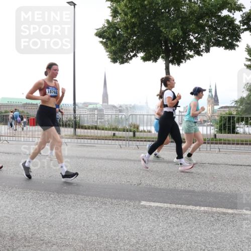 29.06.2025 - hella hamburg halbmarathon Lena Gebhardt http://msf.ph/oto/8339365 29.06.2025 10:38:13 Lombardsbrücke 15762, 1196, 1394, 1457, 1578, 1596, 1742, 1791, 1799, 1901, 1966, 1985, 2113, 2151, 2498, 2786, 3010, 3094, 3095, 3242, 3246, 3286, 3338, 3635, 3636, 3716, 3777, 3841, 3880, 4139, 4155, 4159, 4414, 4883, 4921, 5085, 5089, 5139, 5155, 5300, 5522, 5713, 5735, 6199, 6200, 6362, 6697, 6751, 6930, 7117, 7118, 7165, 7244, 7321, 7552, 7629, 7692, 7696, 7868, 7914, 8985, 9247, 9288, 9895, 10159, 10836, 11087, 11543 meine-sportfotos.de