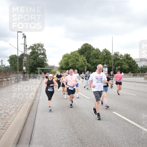 29.06.2025 - hella hamburg halbmarathon Jannik Wohlers http://msf.ph/oto/8339405 29.06.2025 10:55:21 Lombardsbrücke 1616, 3101, 3244, 4265, 4470, 4896, 5220, 5222, 5575, 6055, 6056, 6113, 6257, 6594, 7548, 7969, 8110, 8527, 8532, 8533, 8648, 9548, 9614, 9618, 9861, 9865, 9956, 10094, 10436, 10438, 10449, 10593, 11903, 11962, 11963, 12695, 13504, 14124, 14492, 15081, 15116, 15289, 15763, 15764, 16336, 16651, 16768, 16926, 17168, 17392, 18195, 18907 meine-sportfotos.de