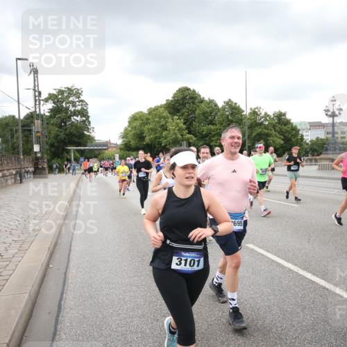 29.06.2025 - hella hamburg halbmarathon Jannik Wohlers http://msf.ph/oto/8339499 29.06.2025 10:55:22 Lombardsbrücke 1616, 3101, 3244, 4265, 4470, 4896, 5220, 5222, 5575, 6055, 6056, 6113, 6257, 6594, 7548, 7969, 8110, 8527, 8532, 8533, 8648, 9548, 9861, 9865, 9956, 10094, 10436, 10438, 10449, 10593, 11903, 11962, 11963, 12695, 13504, 14124, 14492, 15081, 15116, 15289, 15763, 15764, 16336, 16651, 16768, 16926, 17038, 17039, 17168, 17392, 18195, 18907 meine-sportfotos.de